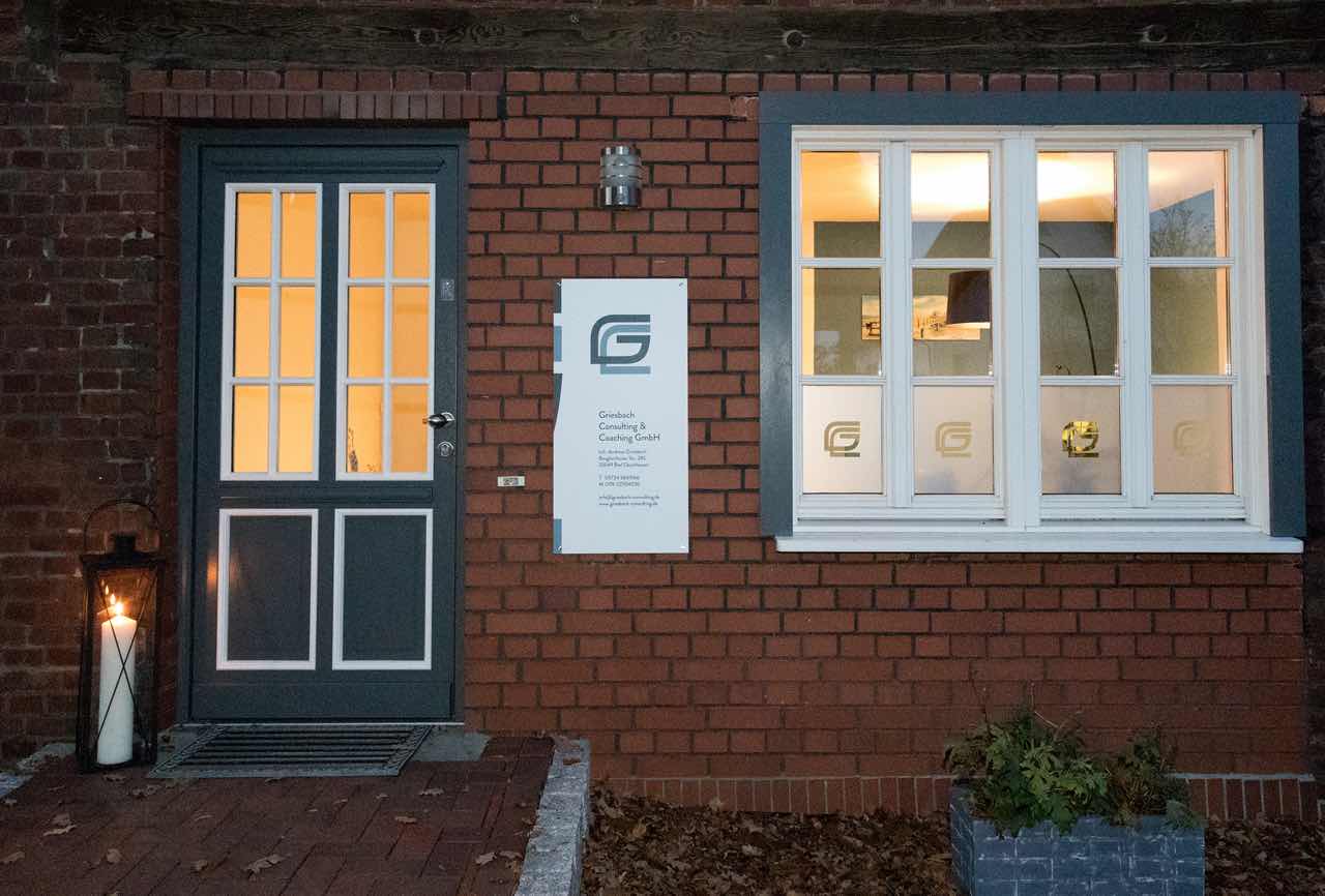 Seminarraum mit Whiteboard und Tagungstechnik